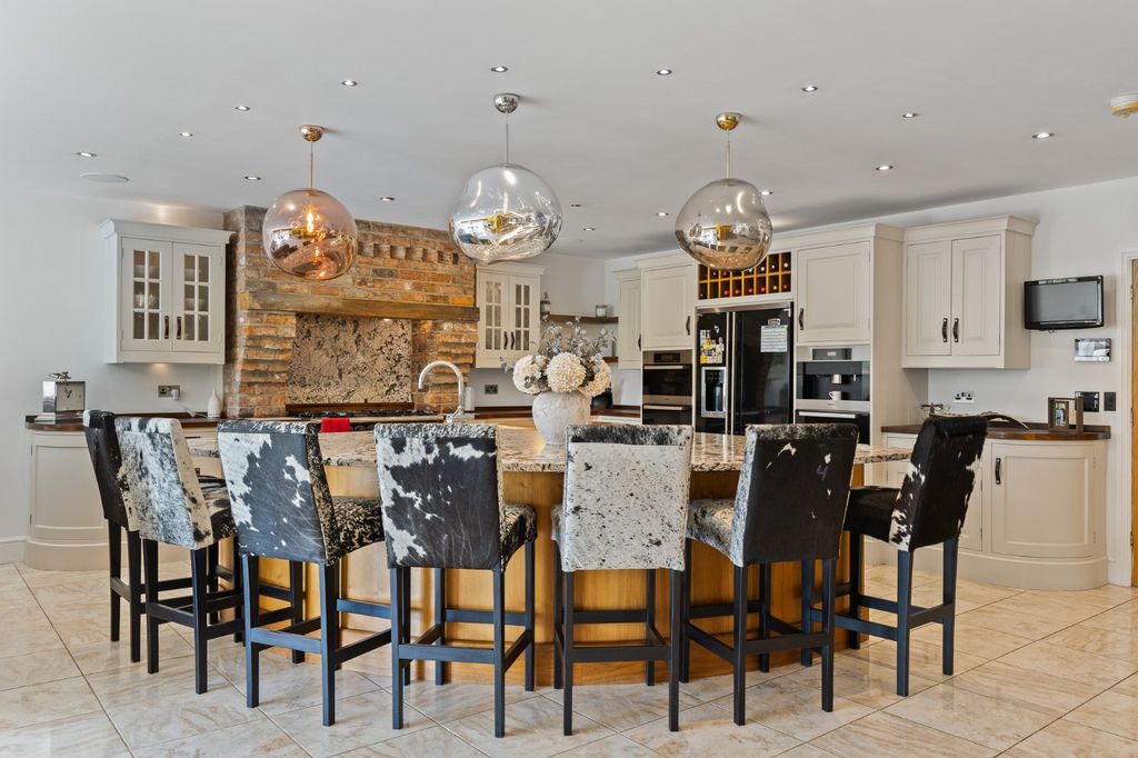 Property photo 3 of 46 Living Kitchen