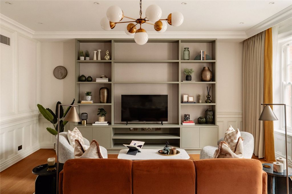 Property photo 2 of 17 Seating Space