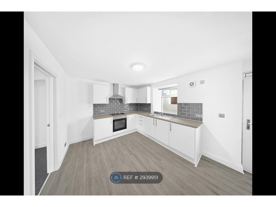 Property photo 3 of 11 Kitchen