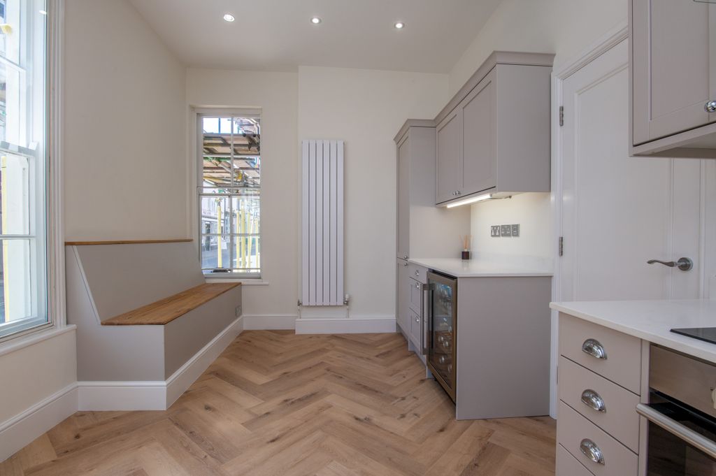 Property photo 2 of 24 011