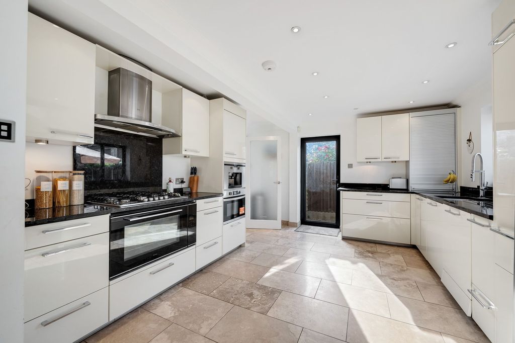 Property photo 3 of 21