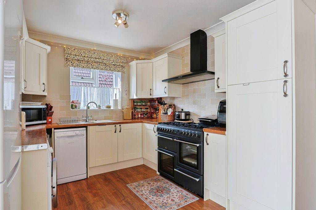 Property photo 3 of 17 Kitchen