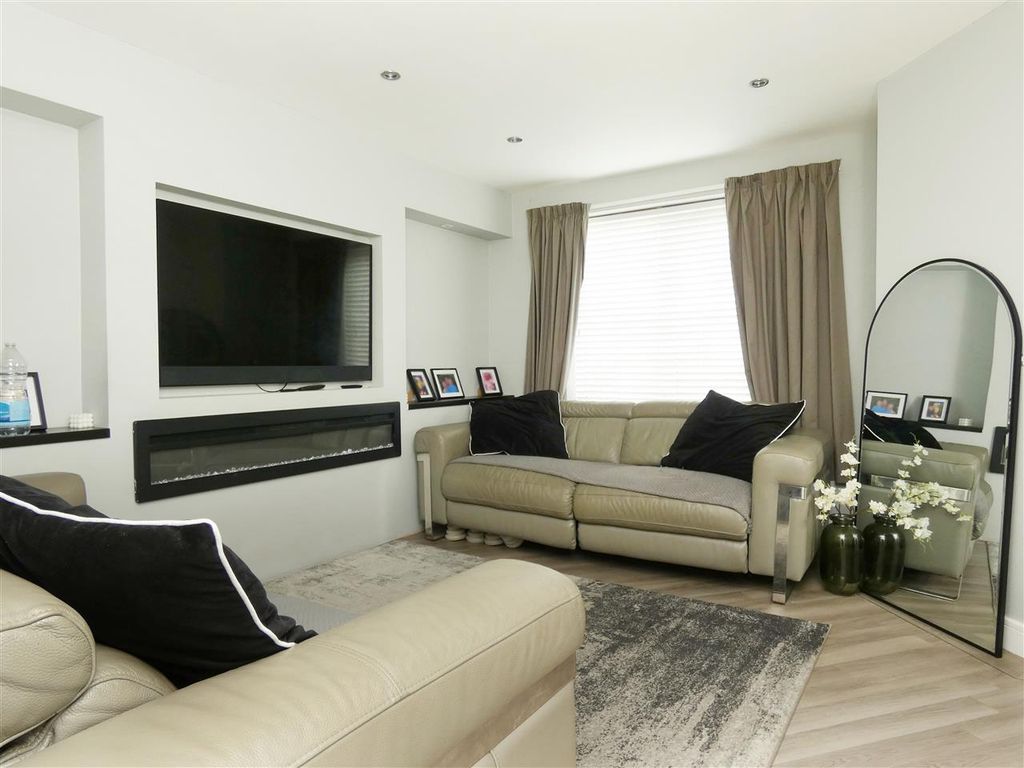 Property photo 2 of 17 Lounge