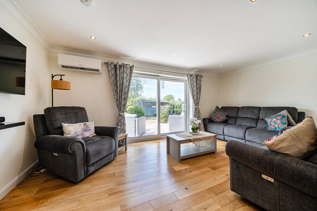 Property photo 2 of 18 Sitting Room
