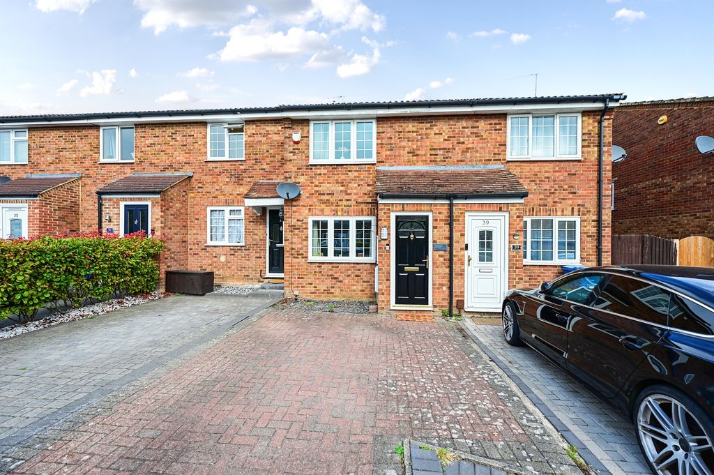 Property photo 1 of 9 38 Cherrytree Close (9)