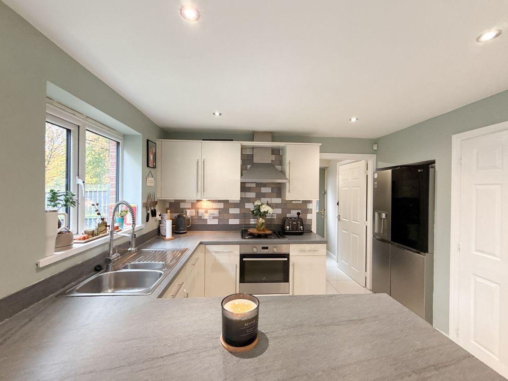 Property photo 3 of 11 Dining Kitchen