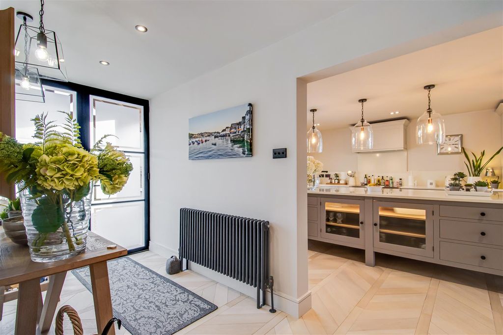 Property photo 2 of 35