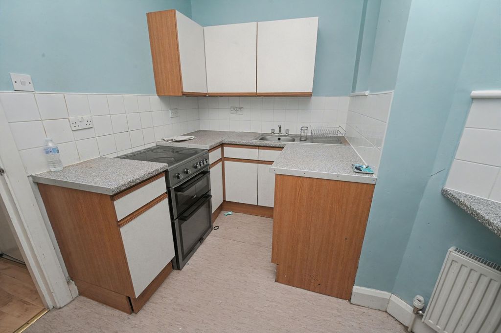 Property photo 3 of 7 Flat B, 14 Aldrington Road, Streatham, London Sw16 1th
