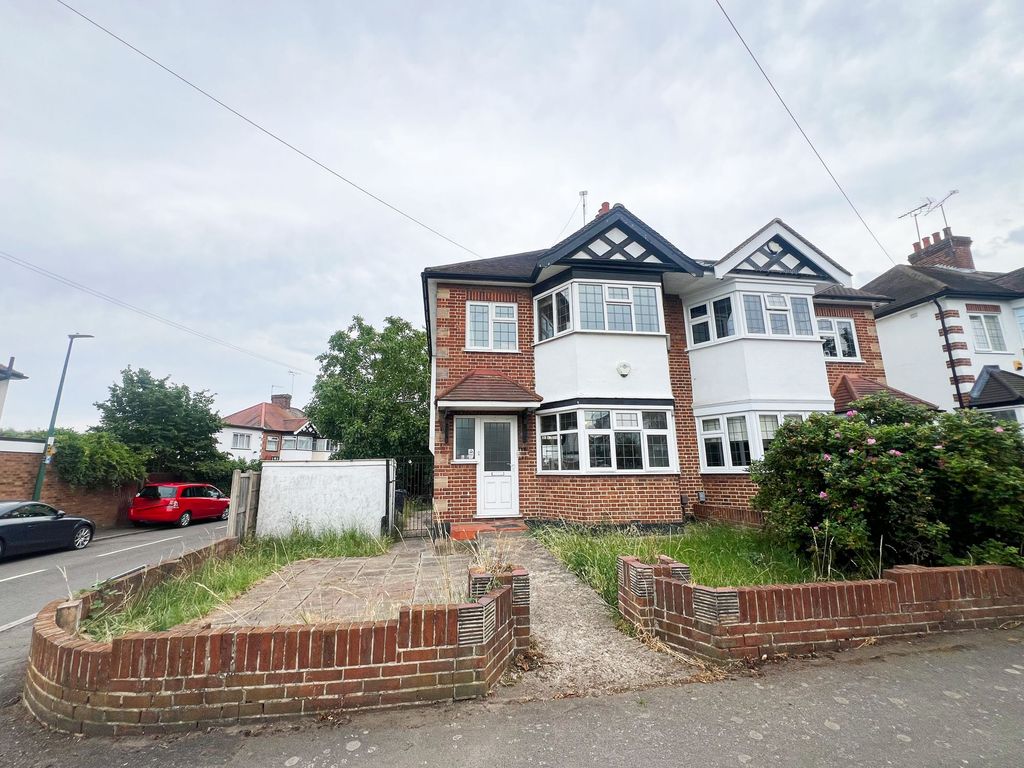 Property photo 1 of 12 Eaton Rise E11