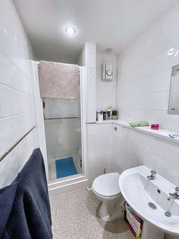 Property photo 3 of 4 Central Park Towers Bathroom.Jpeg