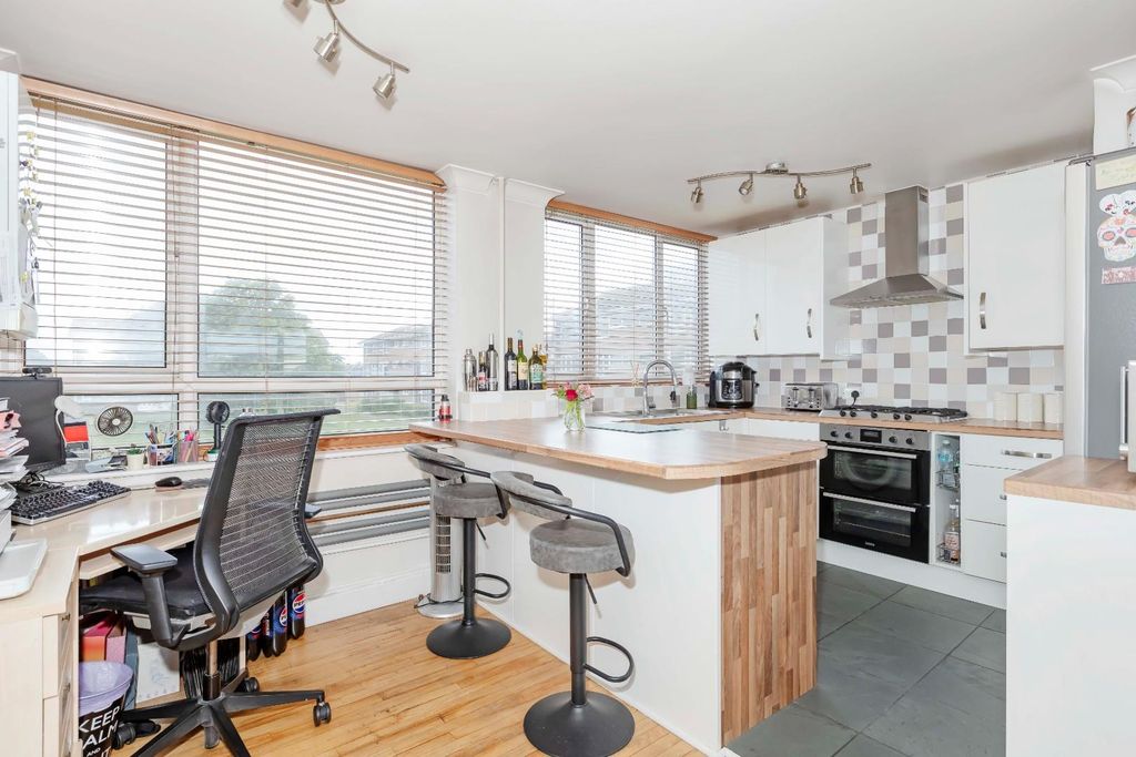 Property photo 3 of 18 Kings Court_9.Jpg