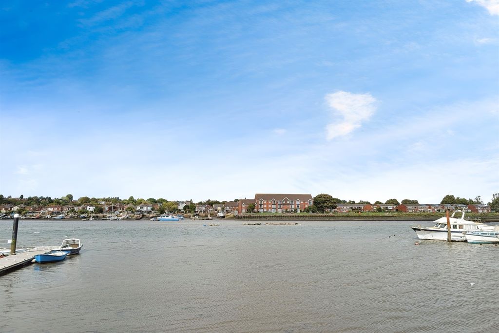 Property photo 2 of 8 (Main)