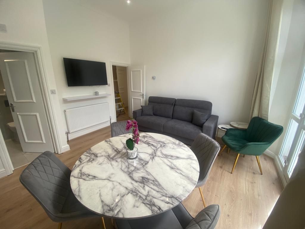 Property photo 3 of 7 Living / Kitchen