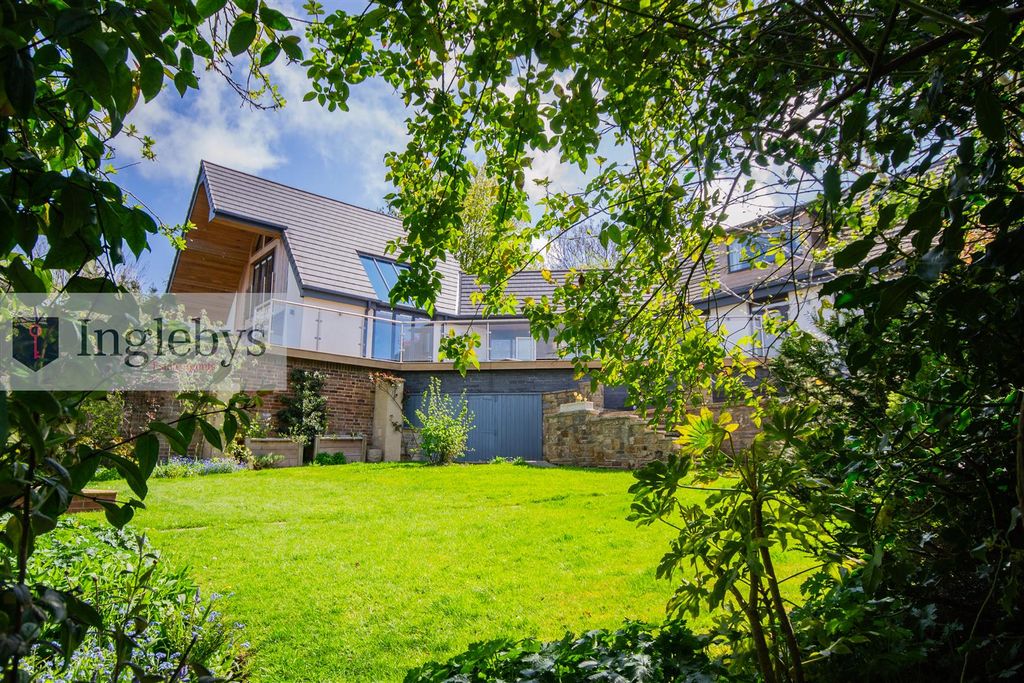 Property photo 2 of 40