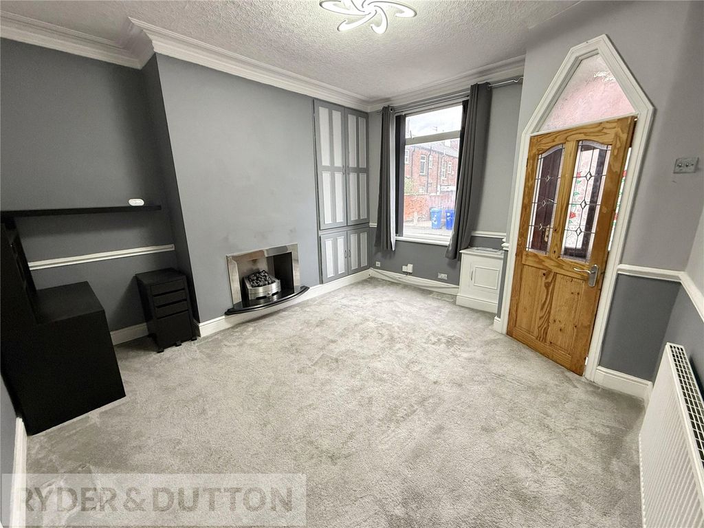 Property photo 3 of 20 Lounge