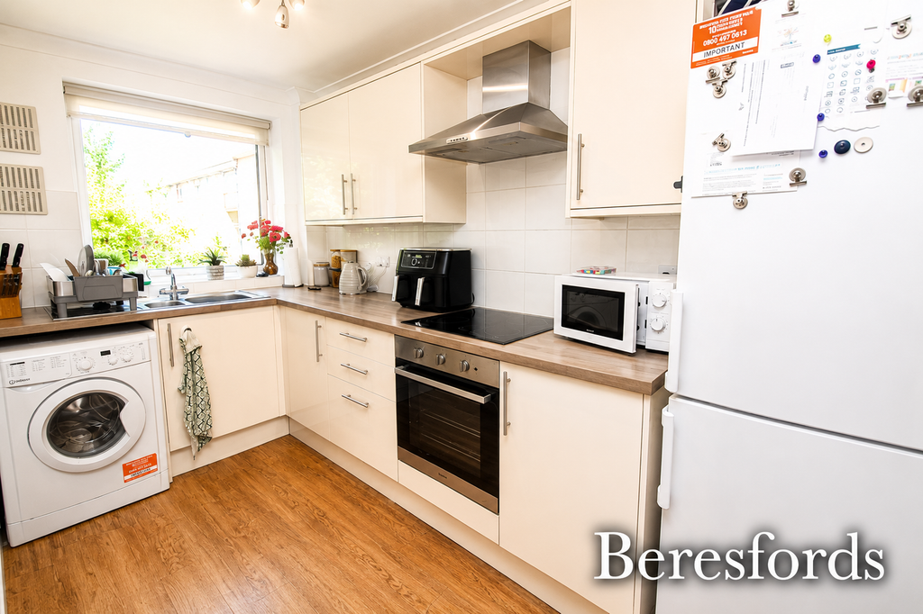 Property photo 3 of 8 Kitchen