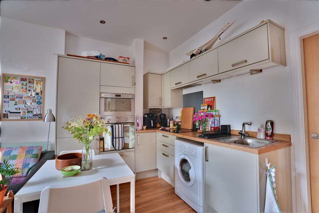 Property photo 3 of 7 Flat 4 Kitchen.Jpeg