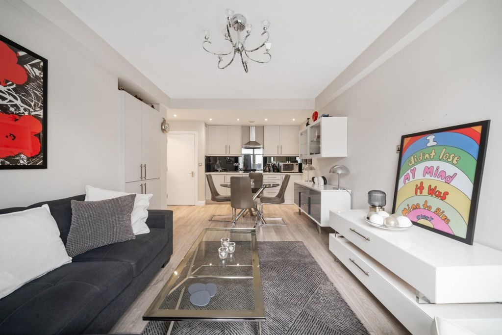 Property photo 2 of 9 Wallis House 132 Tw8 Ph10.Jpg