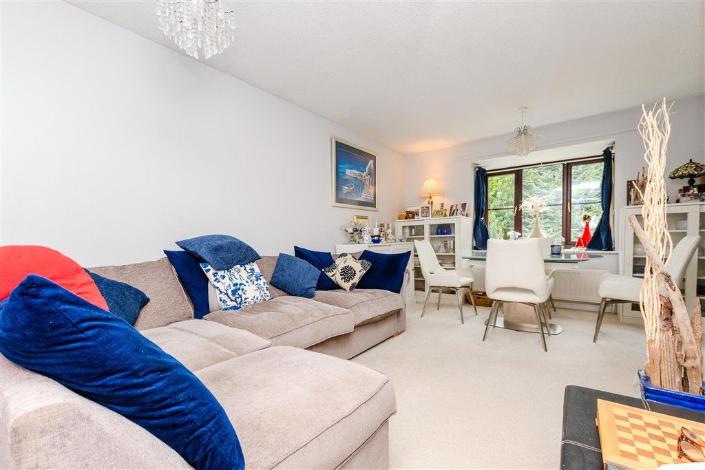 Property photo 1 of 8 Lounge