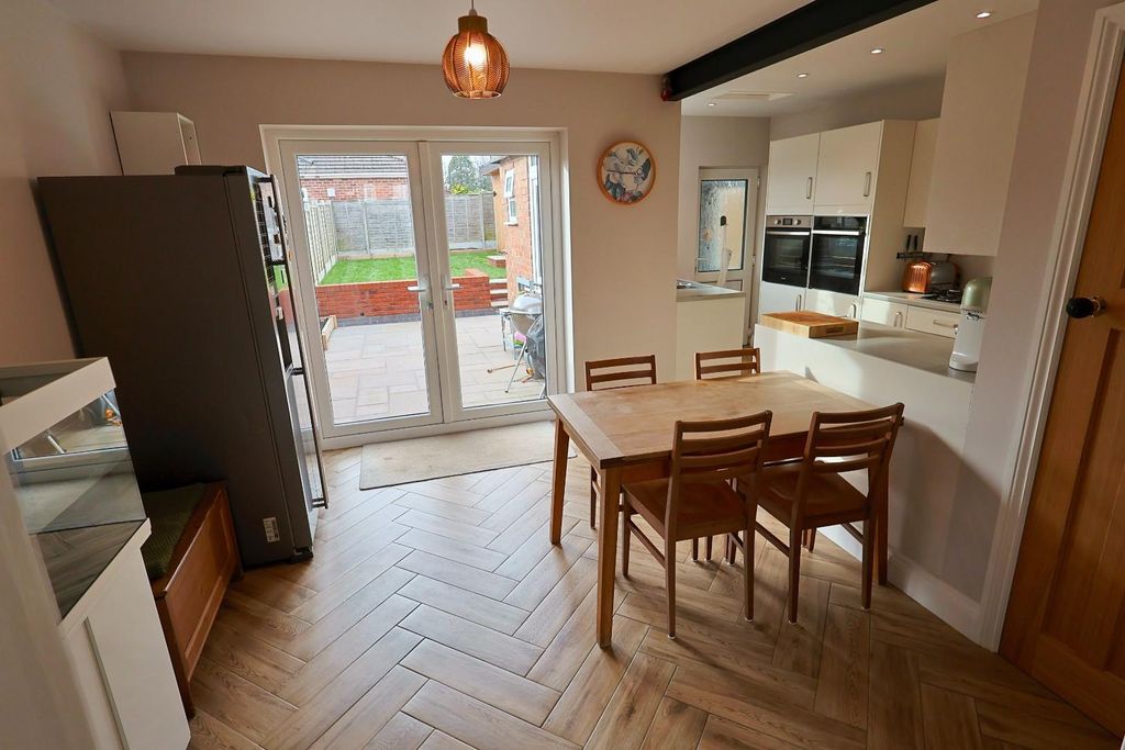 Property photo 3 of 19 Kitchen / Diner