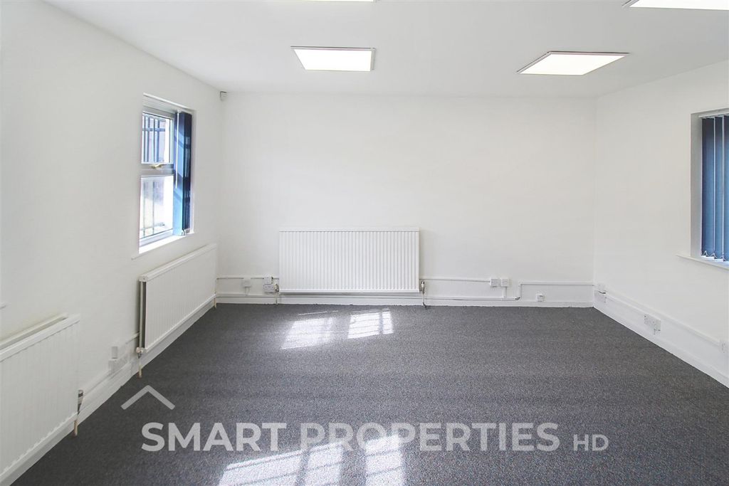 Property photo 3 of 8 Office 1