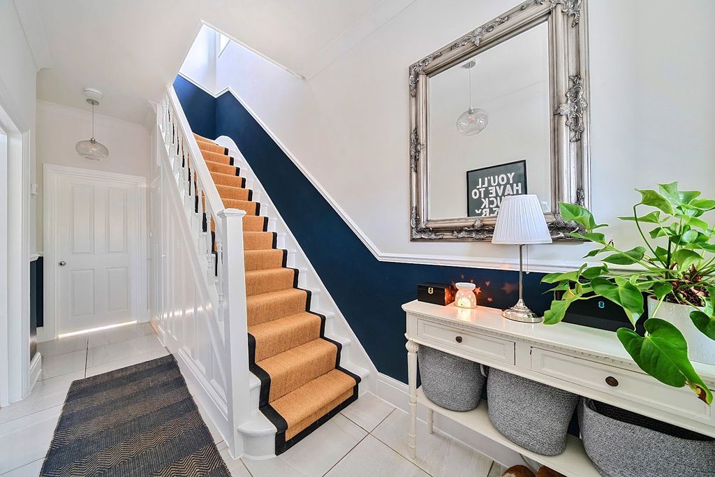 Property photo 2 of 21 Entrance Hall