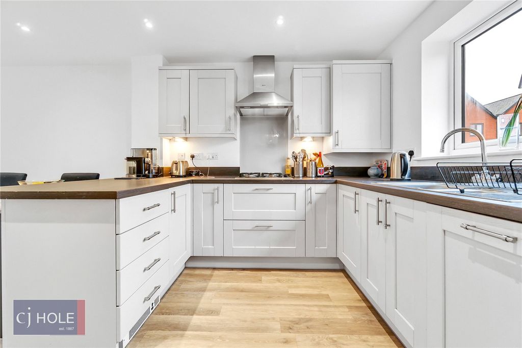 Property photo 2 of 33 Picture No. 17