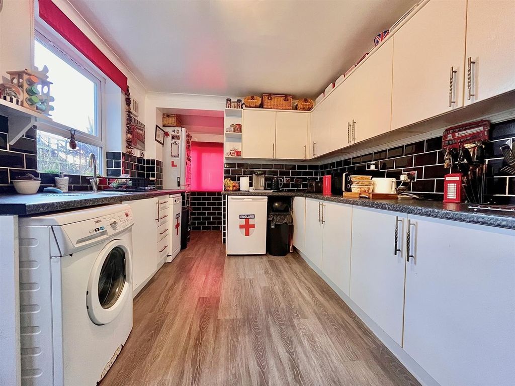 Property photo 3 of 14 Kitchen