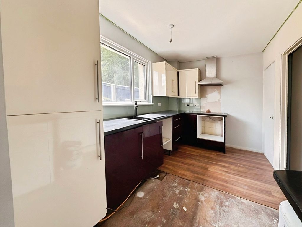 Property photo 2 of 6 Kitchen