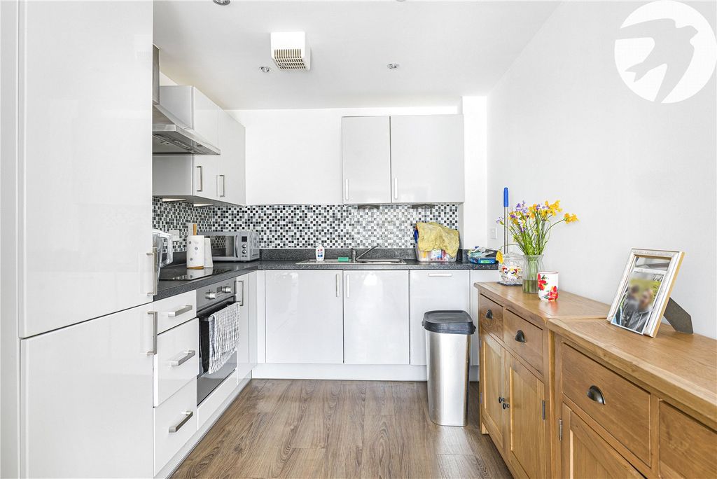 Property photo 3 of 19 Kitchen