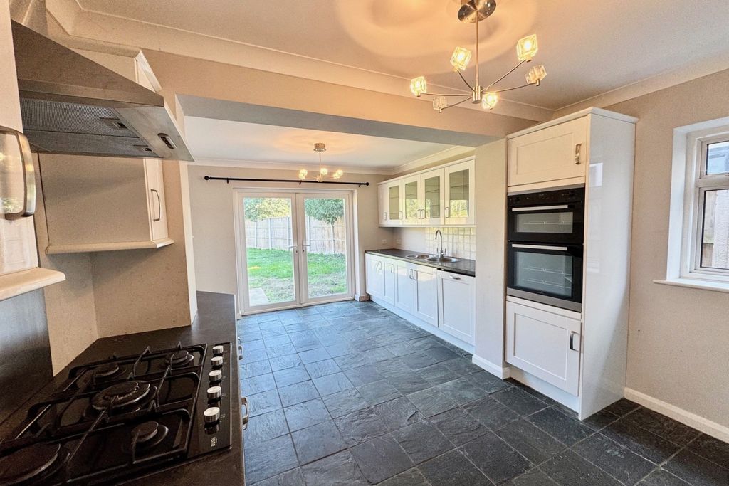 Property photo 2 of 10 Kitchen