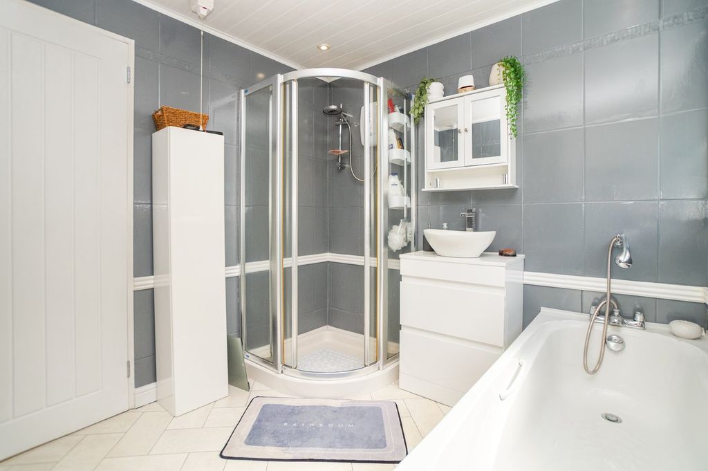 Property photo 3 of 22 Bathroom
