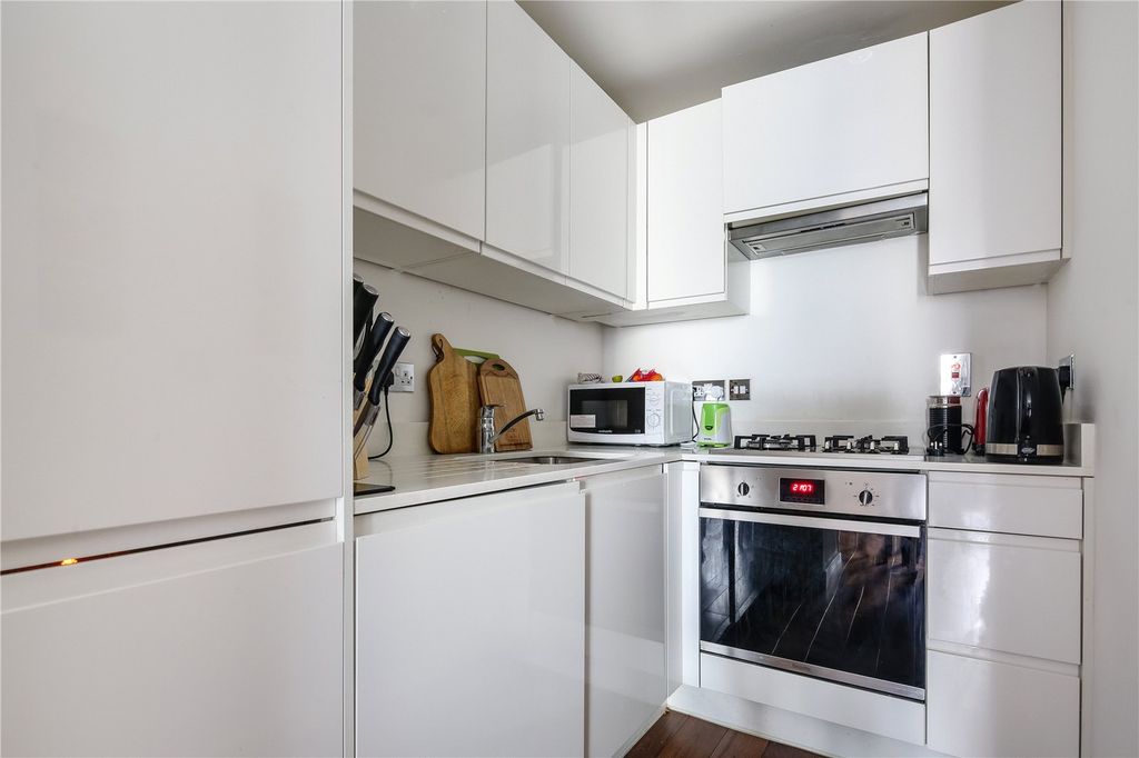 Property photo 3 of 8 Kitchen