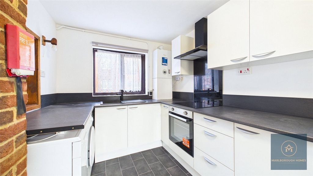 Property photo 3 of 20 London E6