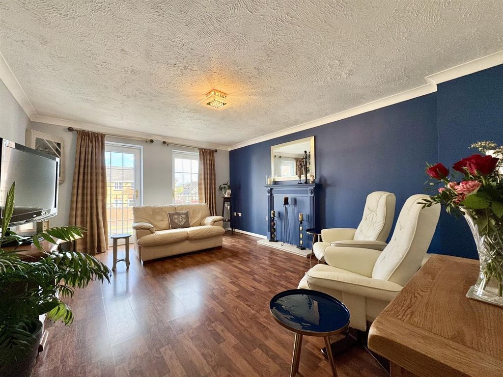 Property photo 2 of 14 Lounge