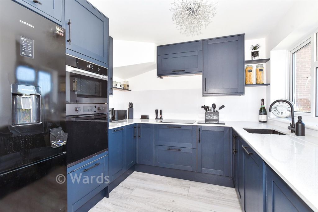 Property photo 2 of 10 Kitchen