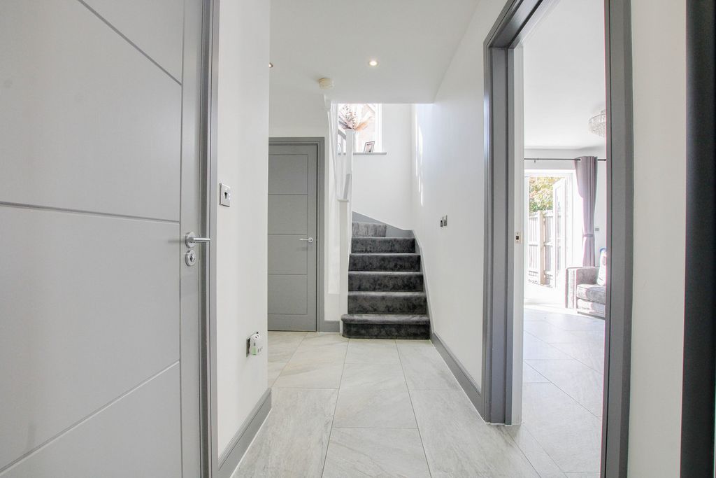 Property photo 3 of 32