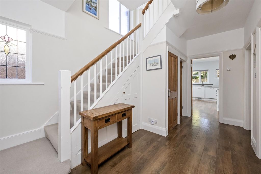 Property photo 3 of 28 Ashurst Drive, 40-001.Jpg