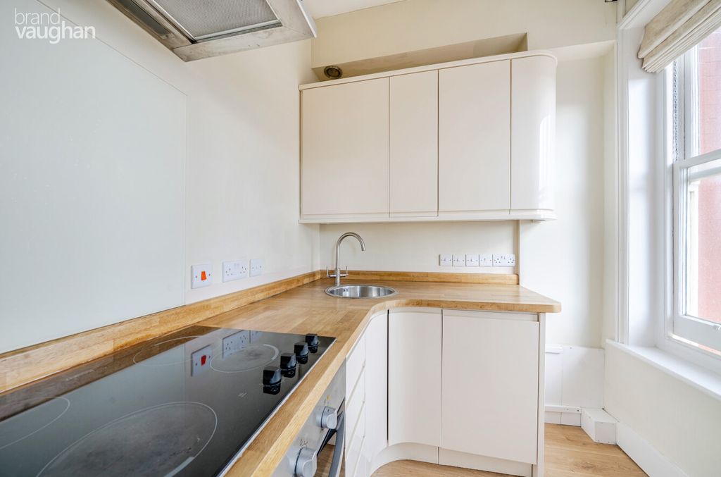Property photo 3 of 9 Kitchen