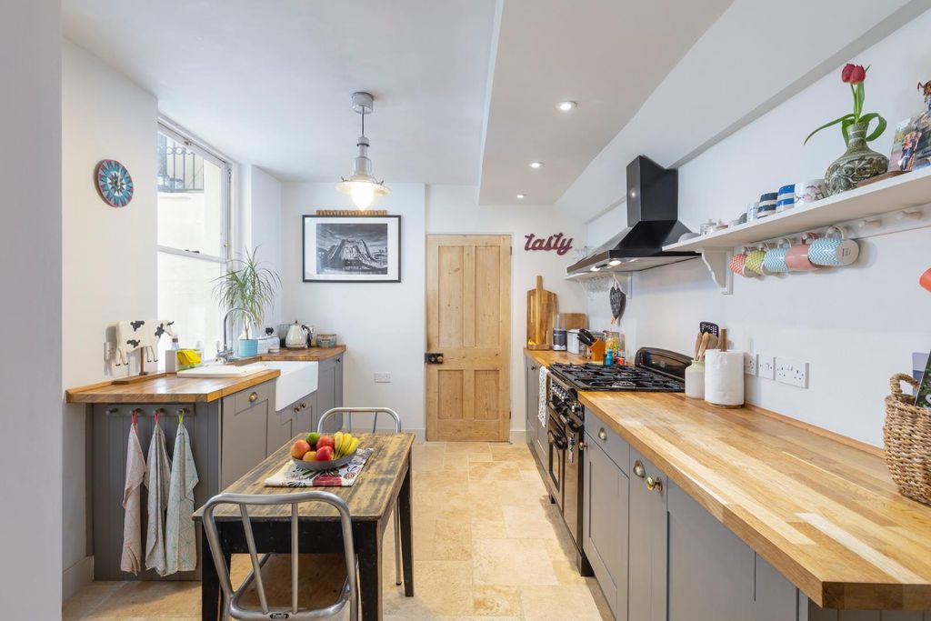 Property photo 3 of 17 Kitchen