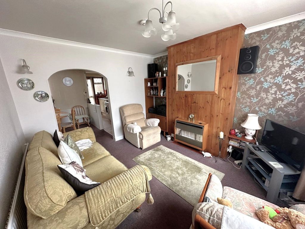 Property photo 3 of 17 Lounge
