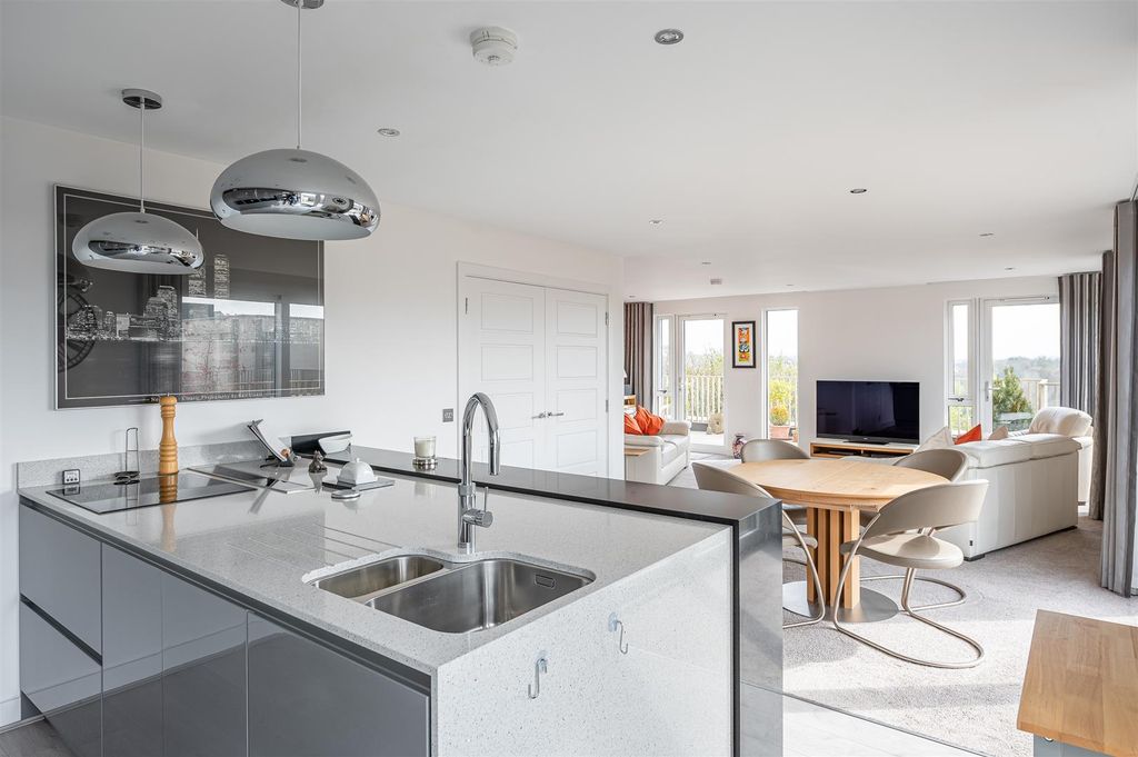 Property photo 2 of 18 Kitchen/Dining