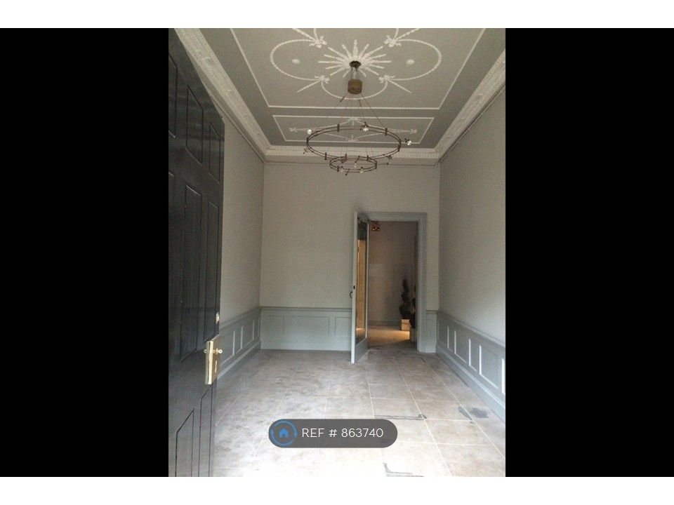 Property photo 3 of 21 Vestibule