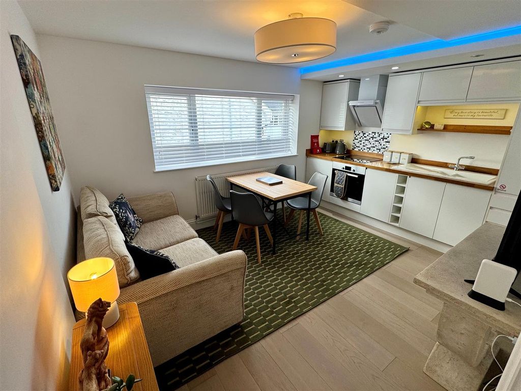 Property photo 2 of 8 Flat 10, 10-12 Tolcarne Road Lounge