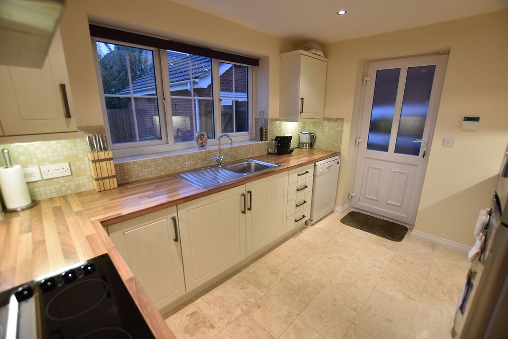 Property photo 3 of 11 Kitchen
