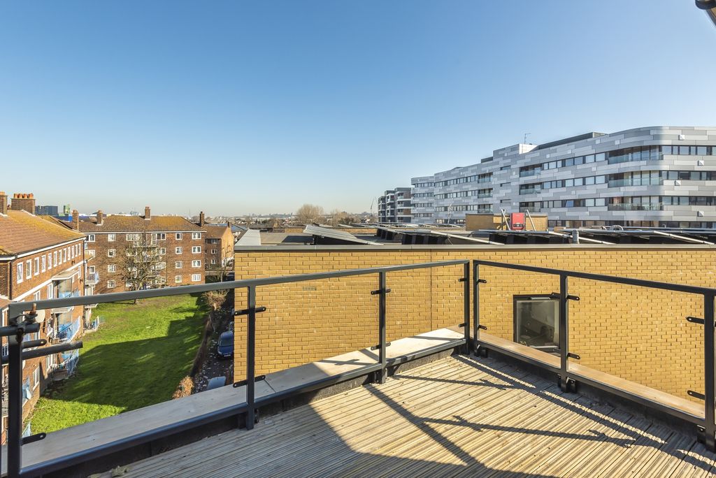 Property photo 2 of 9 Balcony