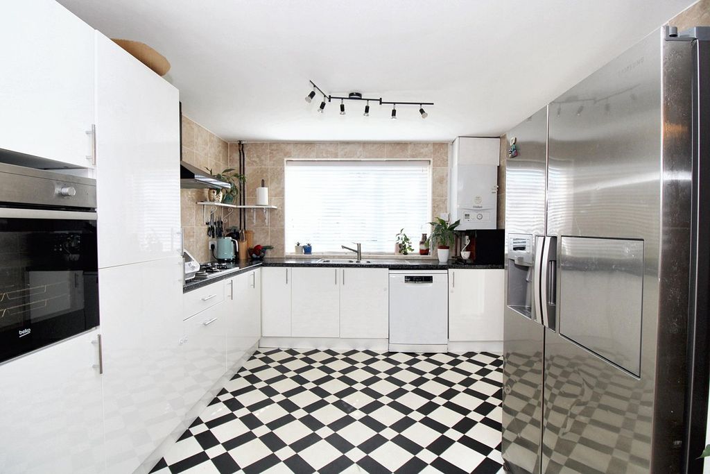 Property photo 2 of 9 Kitchen