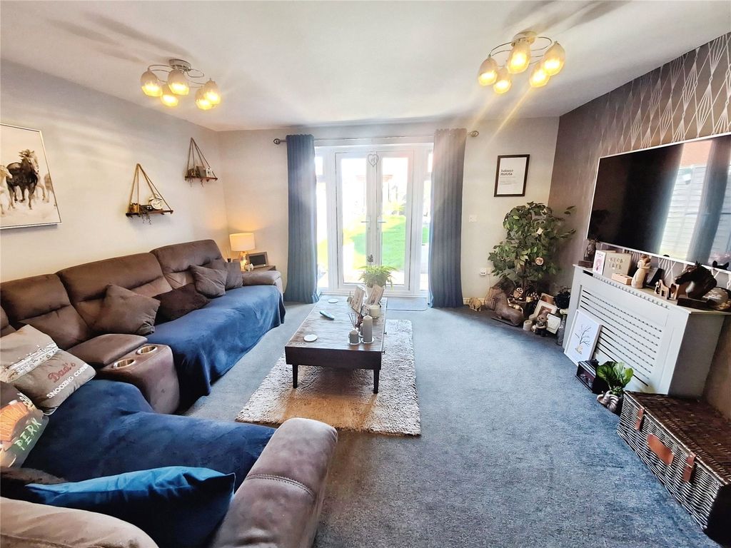 Property photo 2 of 15 Lounge