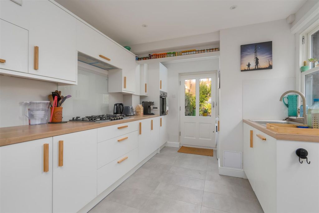 Property photo 2 of 23 Cromwell Road, Whitstable