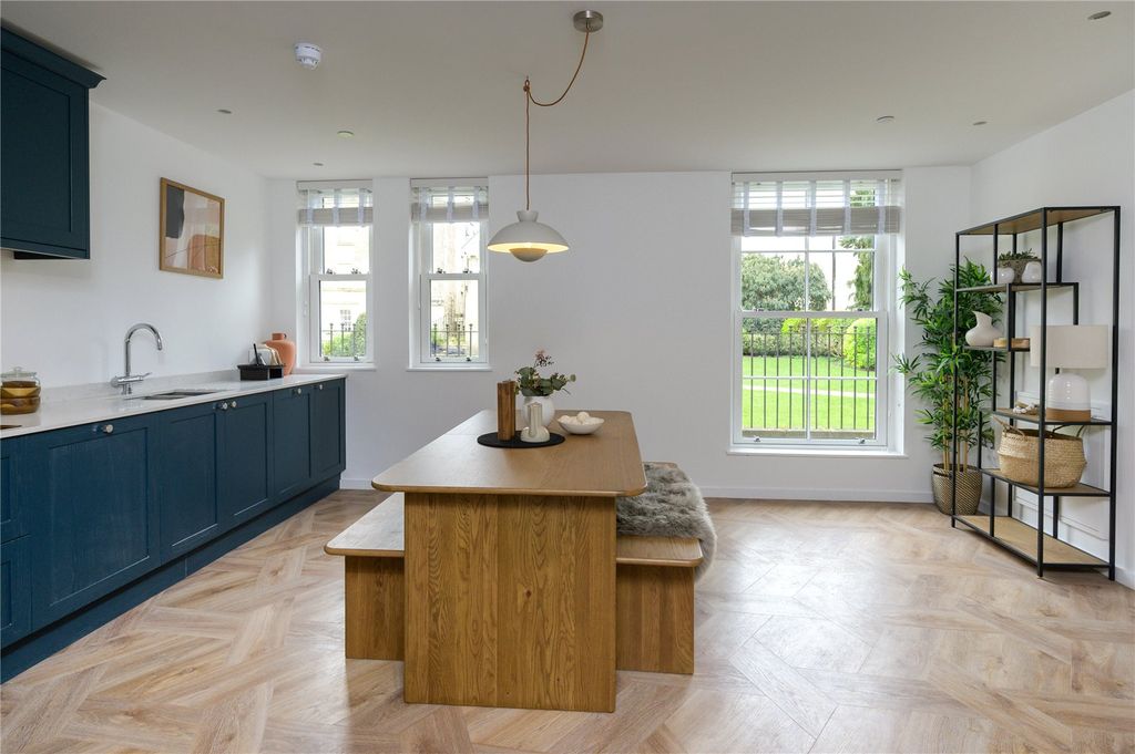 Property photo 3 of 16 1 St James' Passage